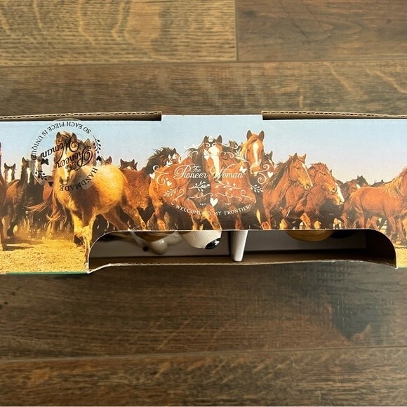 Pioneer Woman Charlie & Walter Salt & Pepper Shakers NIB Christmas Basset Hound - Picture 6 of 6